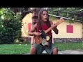 Hombre que canta reggae solo y pareciera que fuece una banda