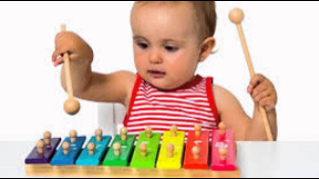 Малыш стучит. Ксилофон для детей. Ребенок играет на металлофоне. Металлофон для детей. Задатки для малышей.