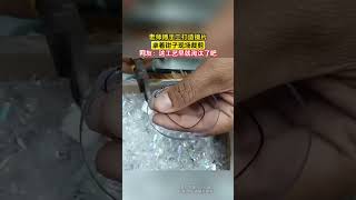 Erfahrener Handwerker fertigt Brillenglaser von Hand und schneidet sie mit einer Zange zurecht -