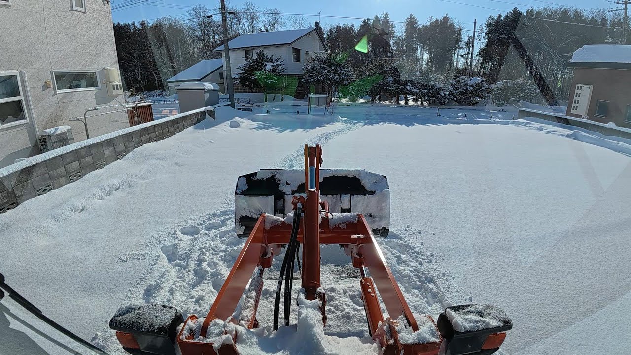 砂利の駐車場でもホイールローダーで除雪できます　「自動水平とフリーの組み合わせさえあれば　砂利敷きのところでもきれいに除雪できます」　「導入の経緯やメリットなど 」