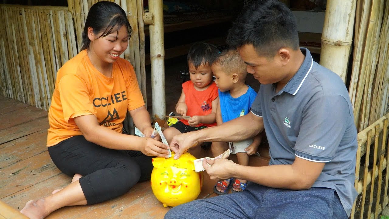 Мать-одиночка - продавала поросят и помогала мужчине, живущему одиноко, строить сарай.