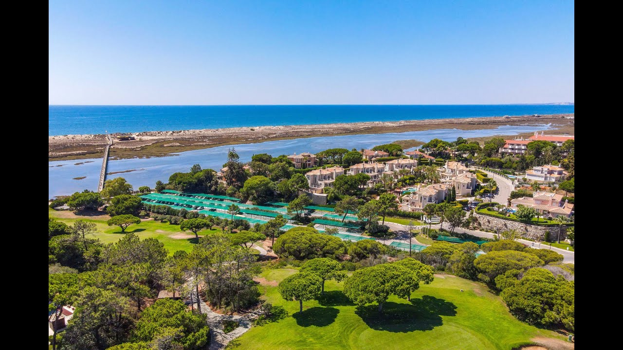 A remarkable semi-detached villa for sale with sea views in the ultimate location in Quinta do Lago