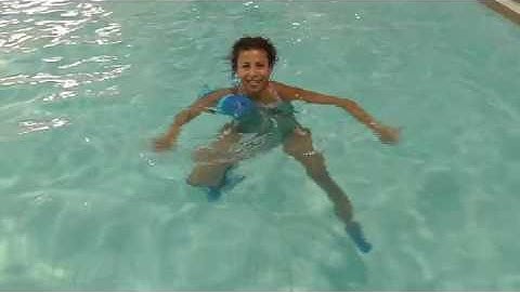 Aqua instructor tip #90 single dumbbell deep wide jog