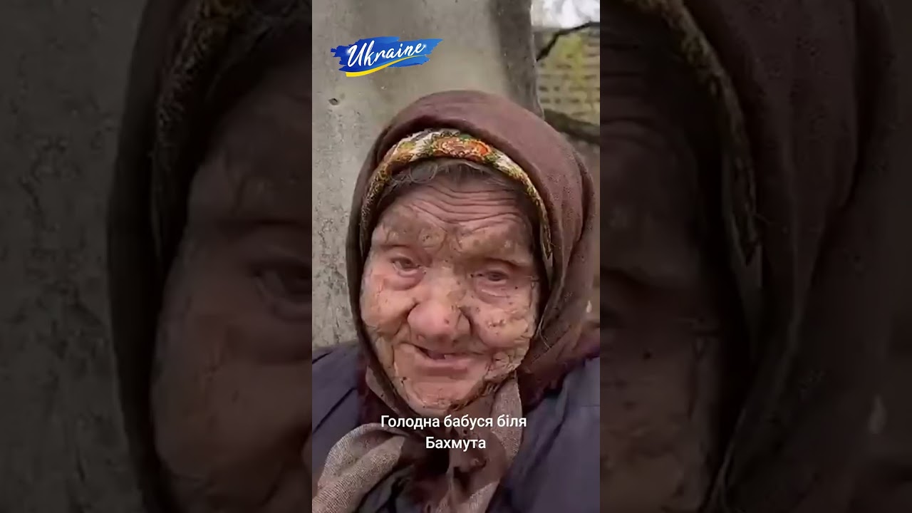 Голодна бабуся біля Бахмута. Принесли їжі. A hungry old lady near Bakhmut. We brought her some food.