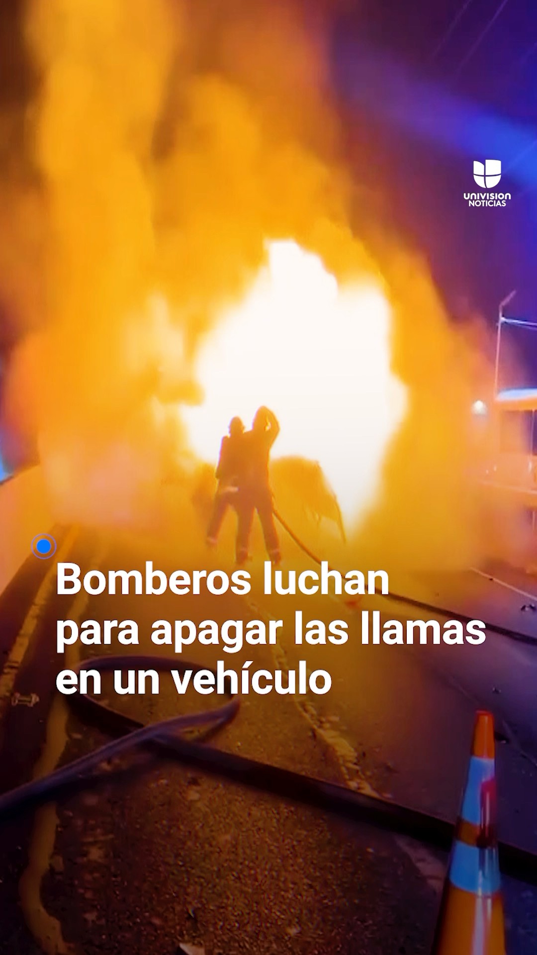 La lucha de estos bomberos por apagar las llamas de un vehículo