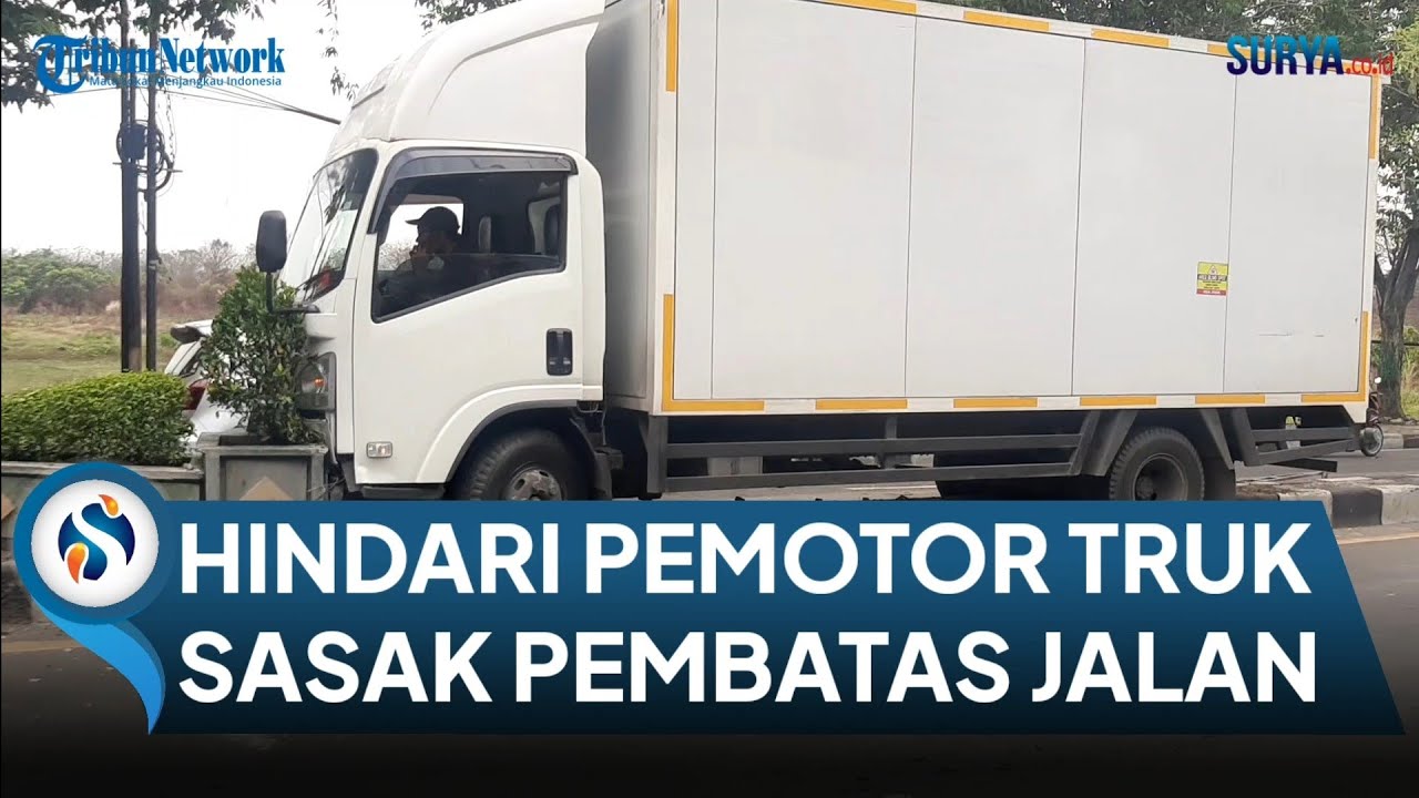 Hindari Pemotor, Truk Ekspedisi Hantam Pembatas Jalan di Kebomas, Gresik