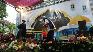 penampilan drama kabaret yang berjudul KIYAI SOTA yang di perankan oleh santri almujahidin