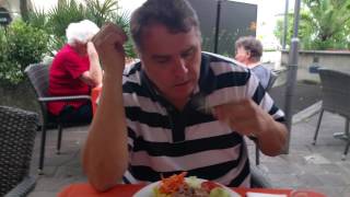 Салат с тунцом. Локарно , Швейцария Салат с тунцом. Локарно , Швейцария