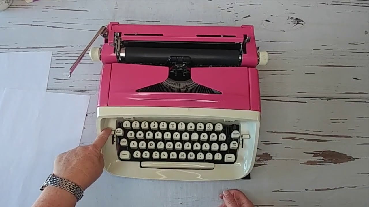 1960s Royal Safari retro typewriter | ODD serial number | typing