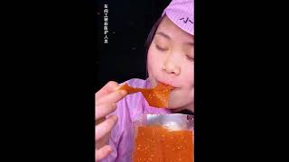 小乖乖偷吃辣条 被主管发现 利用厂长坑了主管