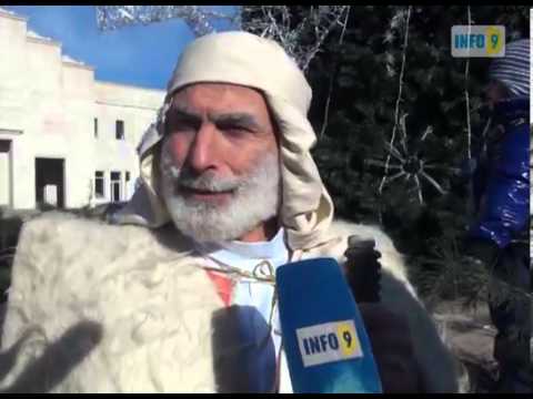 თოვლის ბაბუა და გახარებული ბავშვები