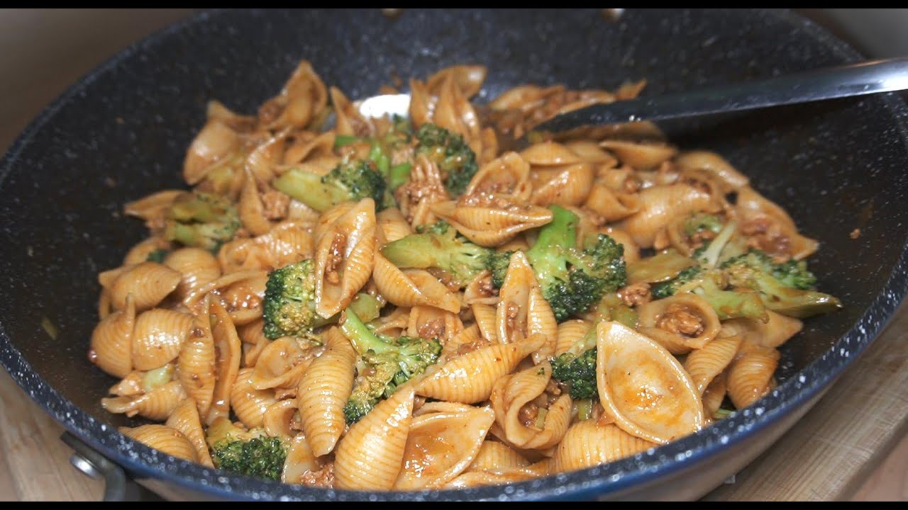 ASIAN FUSION PASTA SHELLS with meat and broccoli