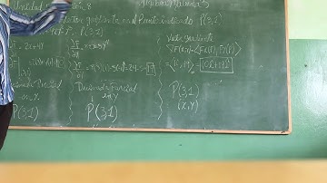 Determine el vector gradiente en el punto indicado