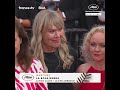 L’équipe du film ULYA, sélectionnée pour Un Certain Regard, s’avance vers le Palais des Festivals.