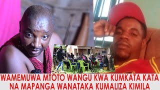 KIJANA BARAKA AUWAWA  KWA KUKATWA MAPANGA KISA BINTI MUUZA BAA/WATAKA KUMALIZA NYUMBANI KUTETEANA