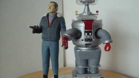 LOST IN SPACE Dr Smith,and the Robot B-9