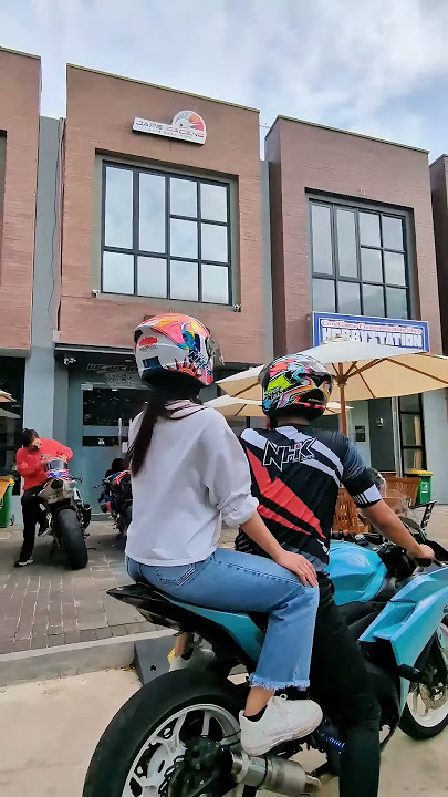 Girls Know Ninja Motorcycles Are Cooler Than Ducati V4S!! #ducati #v4 #yamaha #r6 #kawasaki #zx25r