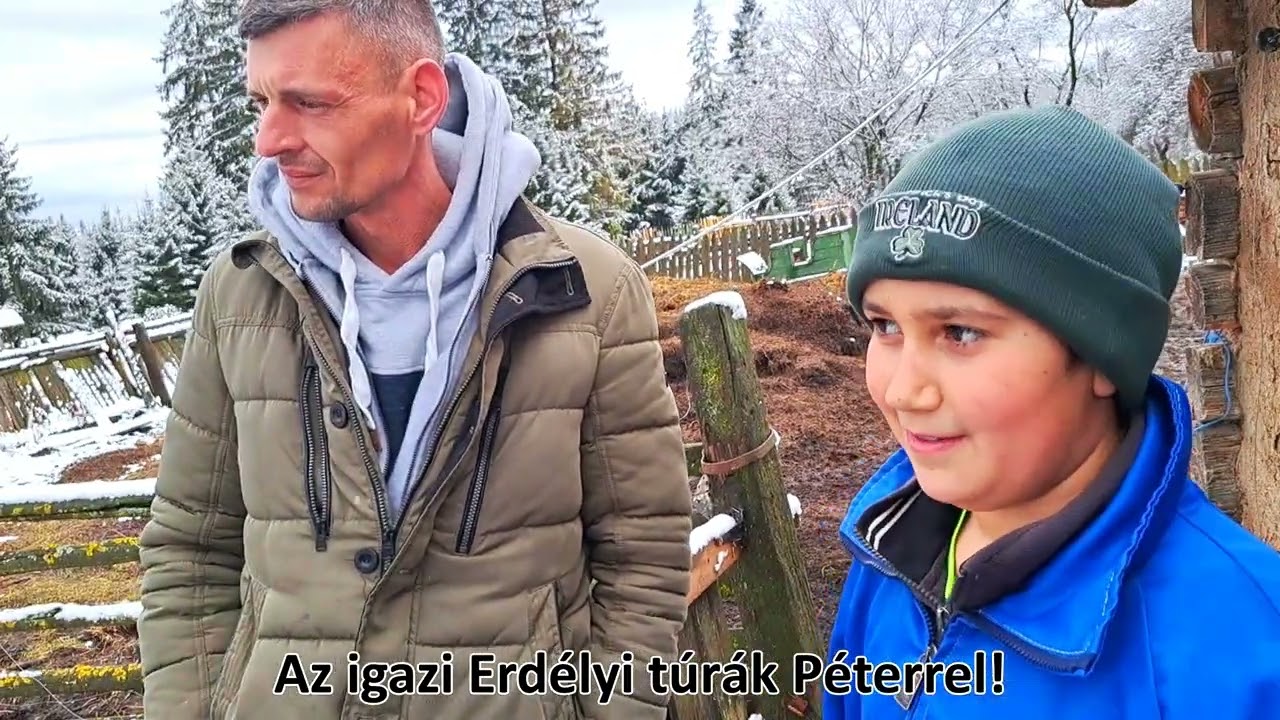 A 12 éves Tamás megmutatja a kiŕándulóknak a gazdaságát és a láncfűrészét és a favágás művészetét.