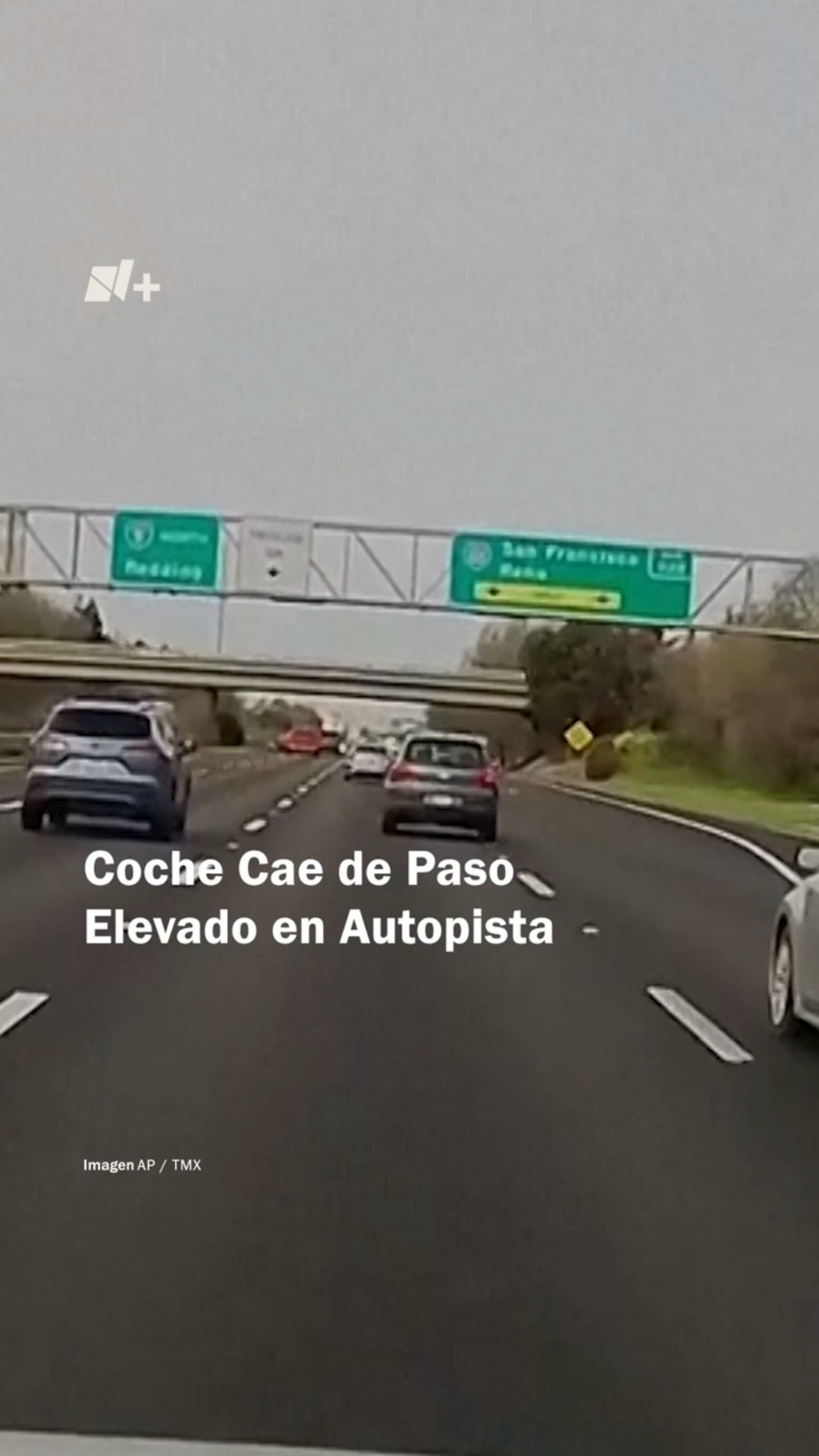 Momento en que coche cae de paso elevado de autopista #nmas #shorts #eua