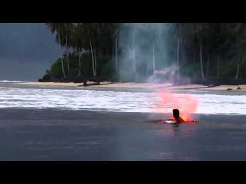 ცეცხლმოკიდებული სერფინგი ზღვის ტალღებზე