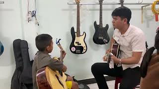 CANON IN D (kiểm tra học trò 8tuổi sau 1tháng rưỡi học guitar)