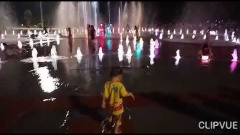 Nhạc nước sôi động tại Quãng trường 💞 Bé tắm mưa | Gò Công Quê Tôi ❤