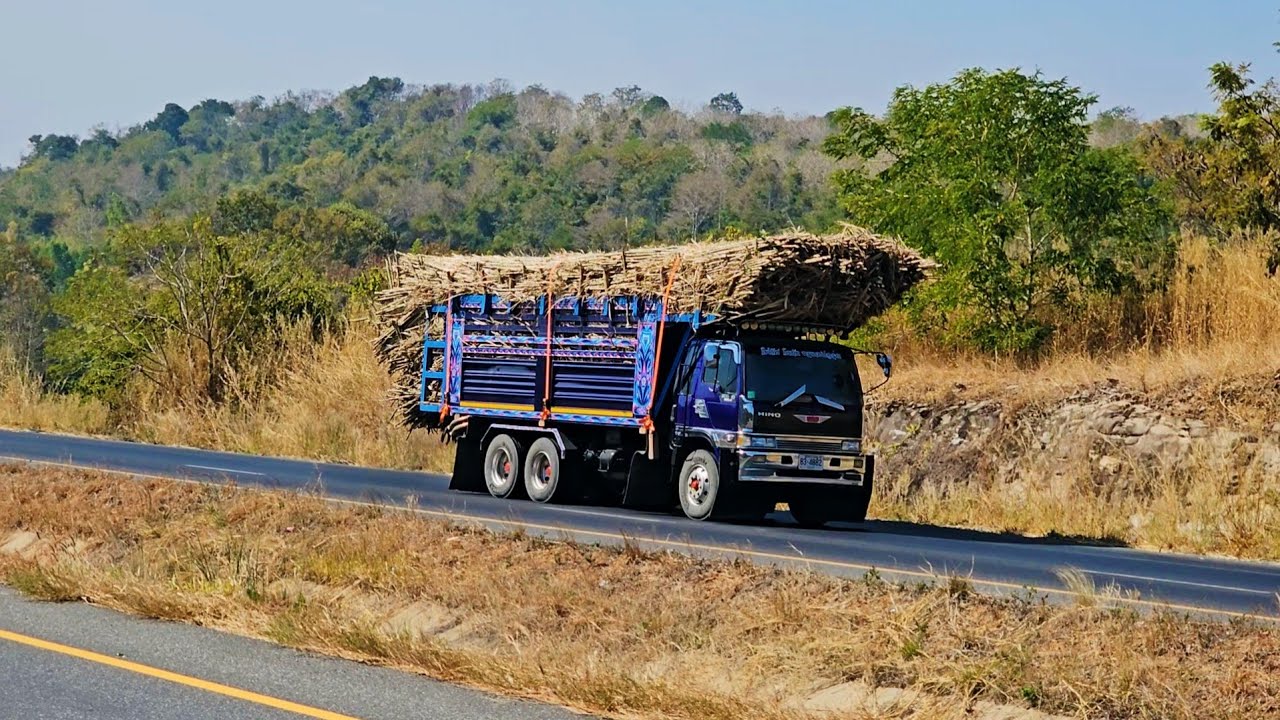 มาชมรถอ้อยข้ามเขาถนนเส้นกาฬสินธุ์มุกดาหารมาภูเขาทองบอกเลยว่าสุด