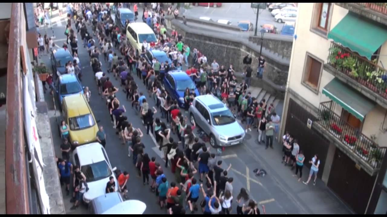 Fan Hemendik 2014 - FLASHMOB-a - Oñati - Errefusa (Egurra ta Kitto)
