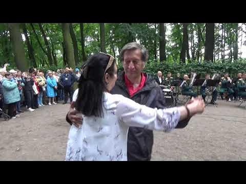 Песня в летнем парке. Песня в летнем парке. Духовой оркестр в летнем саду. Песня в летнем парке. Вот оно какое наше лето текст.