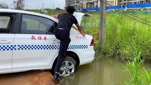 Driving tips - Save yourself when the 2 rear wheels fall into the ditch at the same time