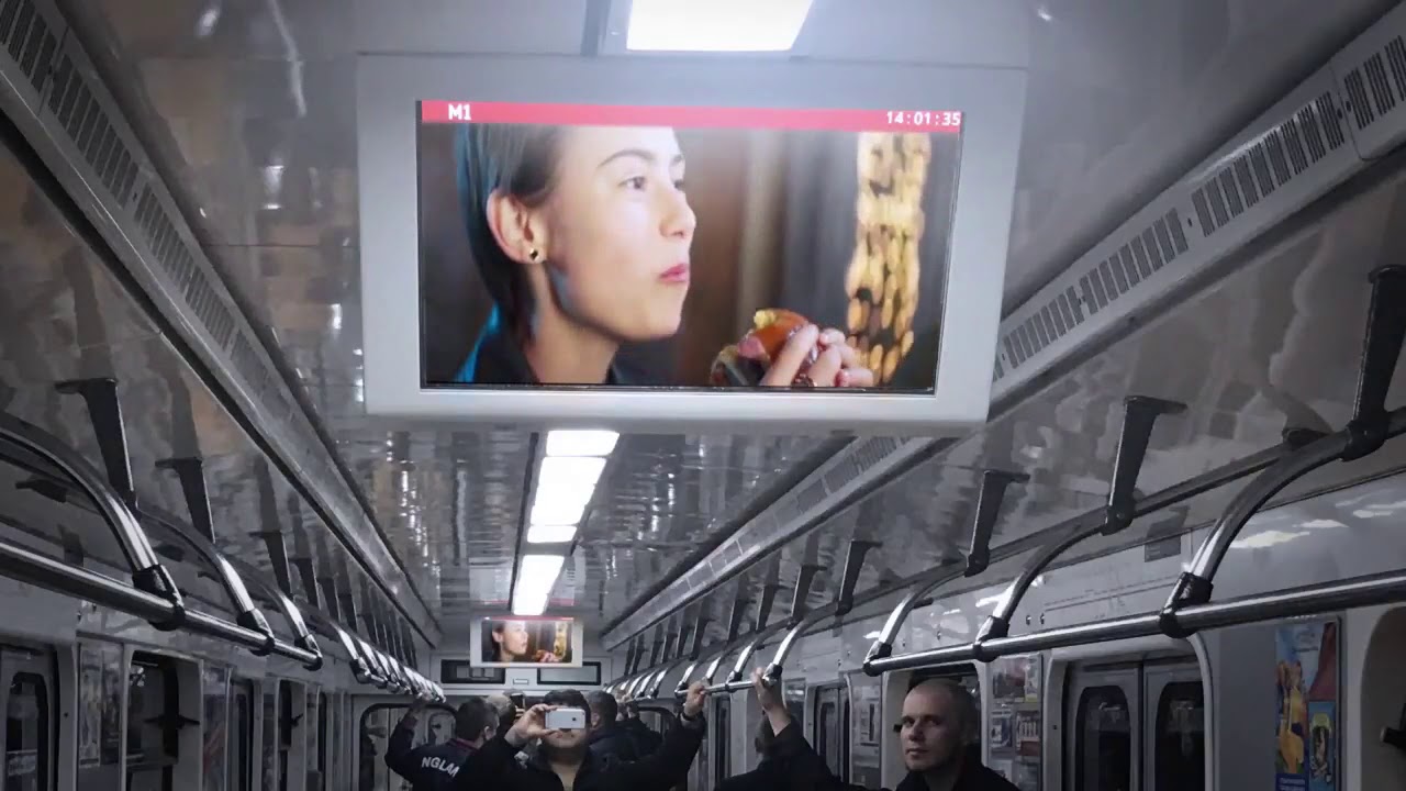 Metro life city. Мониторы в вагонах метро. Реклама в метро. Экраны в вагонах метро. Реклама на экранах в метро.