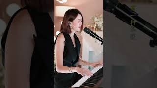 身材火辣 漂亮迷人美女唱歌 弹奏钢琴曲#小小的太阳#音乐#中文歌曲 #美女#钢琴曲#美女聊天#唱歌#弹钢琴#Music# Beauty# Piano Music # Playing the Piano