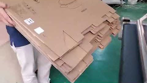 Automatic Labeling Machine on carton boxes with a barcode sticker