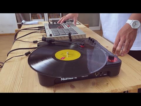 AKAI MPC LIVE II Retro   making a beat with vinyl Sampling