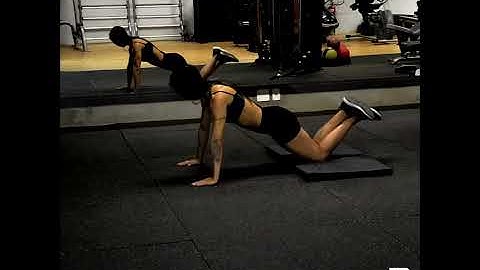 Flexão de braço com apoio de joelhos