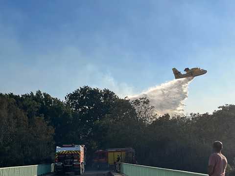 Ref:NUMYGkX8aQA Incendie à Roquemaure, dans le Gard