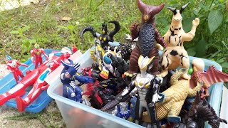 Box Isi Ratusan Mainan Kaiju Ultraman , Monster Godzilla , Power Rangers , Gomora