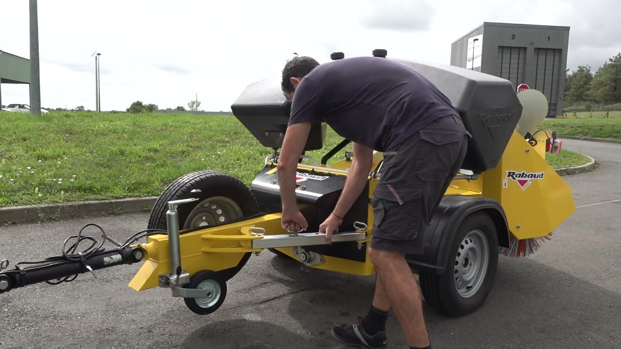 RABAUD - Balayeuse TRACTEE MECANIQUE 1800A