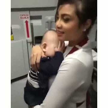 KEREN : PRAMUGARI BATIK AIR GENDONG ANAK PENUMPANG