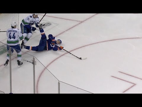 Tom Kuhnhackl scores while falling to the ice