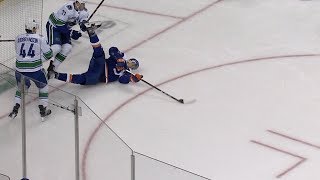 Tom Kuhnhackl scores while falling to the ice screenshot 4