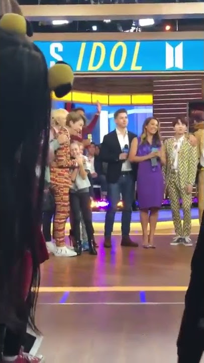 180926Little Girl was lucky to Hug Jimin at GMA (Good Morning America) Times Square