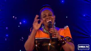 Mama mawigi kwenye stage| African Edition| CHEKA TU