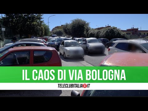 Villaricca, via Bologna nel caos all'uscita di scuola
