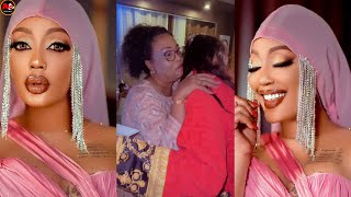 Hadi Raha UWOYA Alivyomlisha Mama Yake Mzazi Keki Birthday Yake Katimiza Miaka 34.. screenshot 4