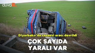 Diyarbakır'da cezaevi aracı şarampole devrildi