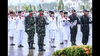 Hujan deras tak lunturkan semangat pasukan pengibar Bendera dan peserta Upacara|paskibraka indonesia