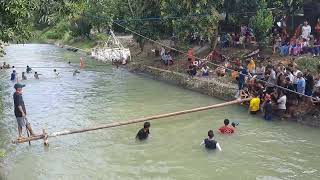 lomba meniti jembatan berhadiah di sungai leis sungapan pemalang