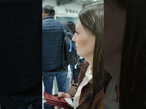 Очередь на аэробус в аэропорту Мехико. В Тихуану