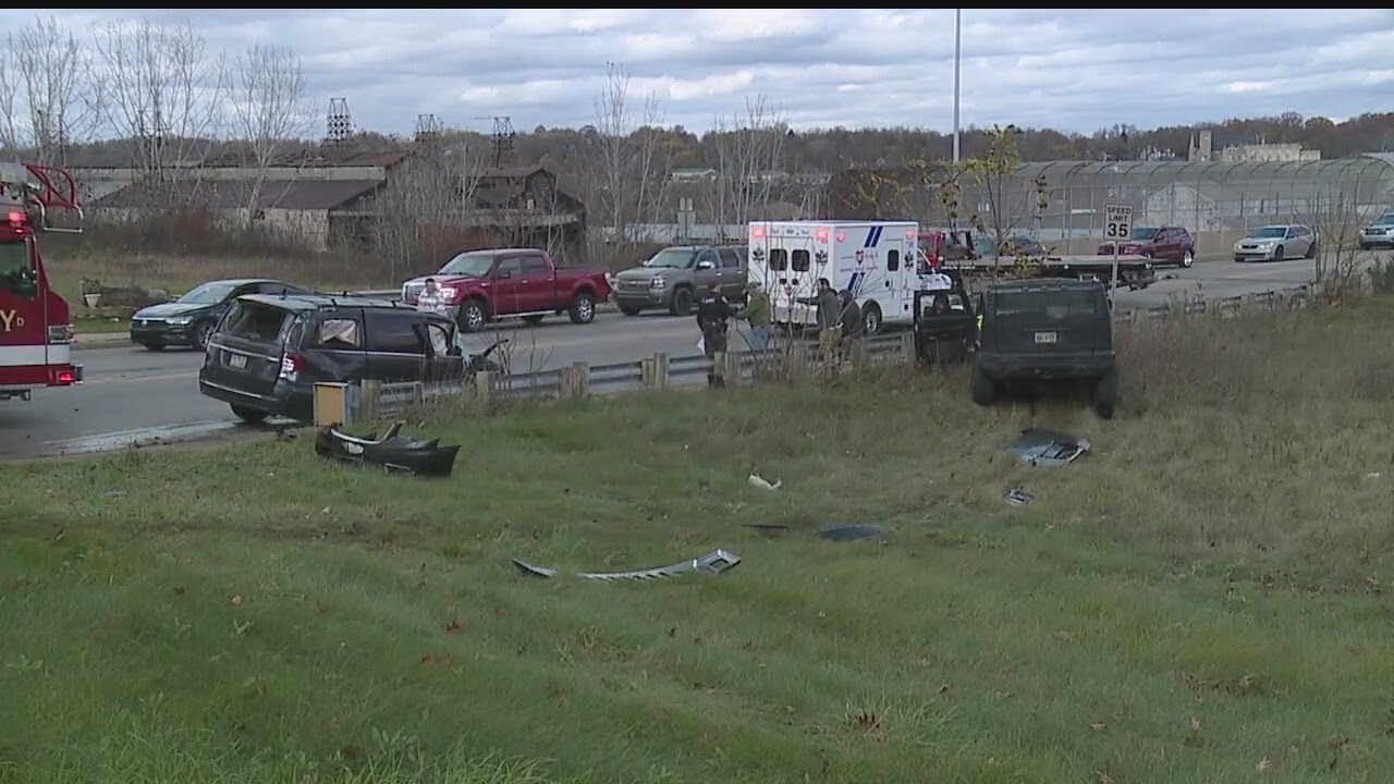 2 injured in Youngstown crash - YouTube